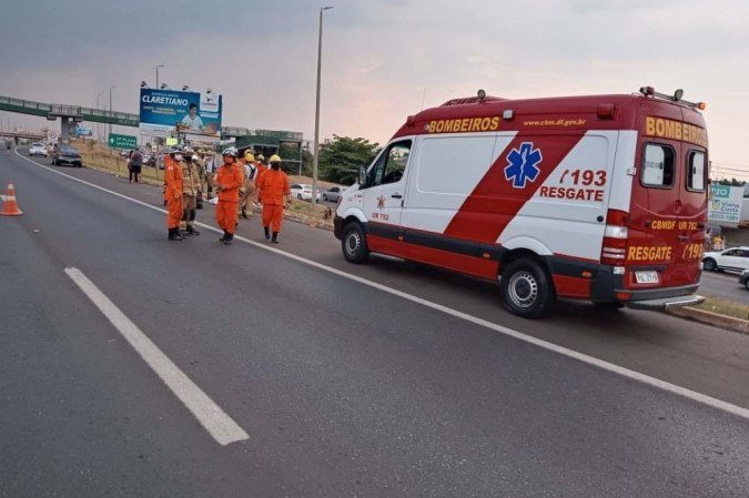 Vítima atravessava a pista a poucos metros da passarela de pedestre quando foi atingida - (crédito: Divulgação - CBMDF ) Vítima atravessava a pista a poucos metros da passarela de pedestre quando foi atingida - (crédito: Divulgação - CBMDF )
