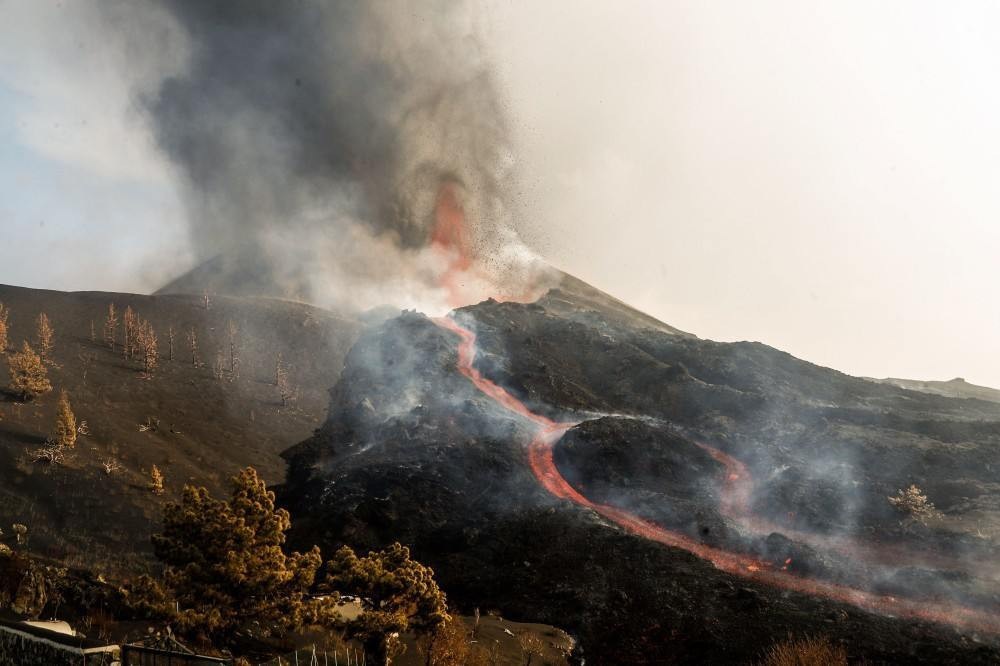 Voos para La Palma retornam após suspensão devido às cinzas do vulcão