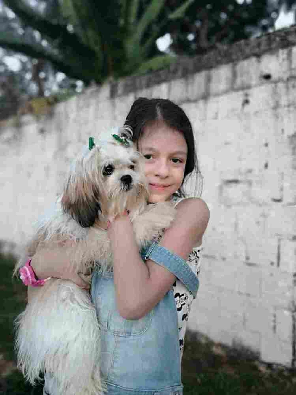 Nicole est&aacute; acostumada com a casa cheia de pets desde muito nova