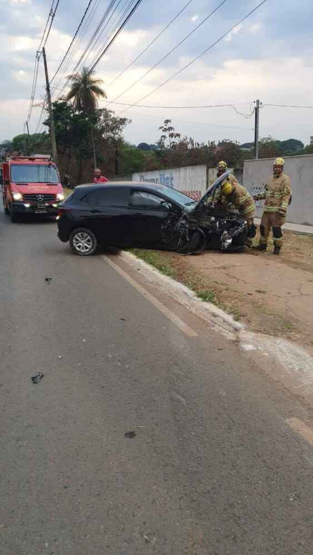 Homem fica em estado grave, após colisão entre carro e bicicleta em Planaltina 