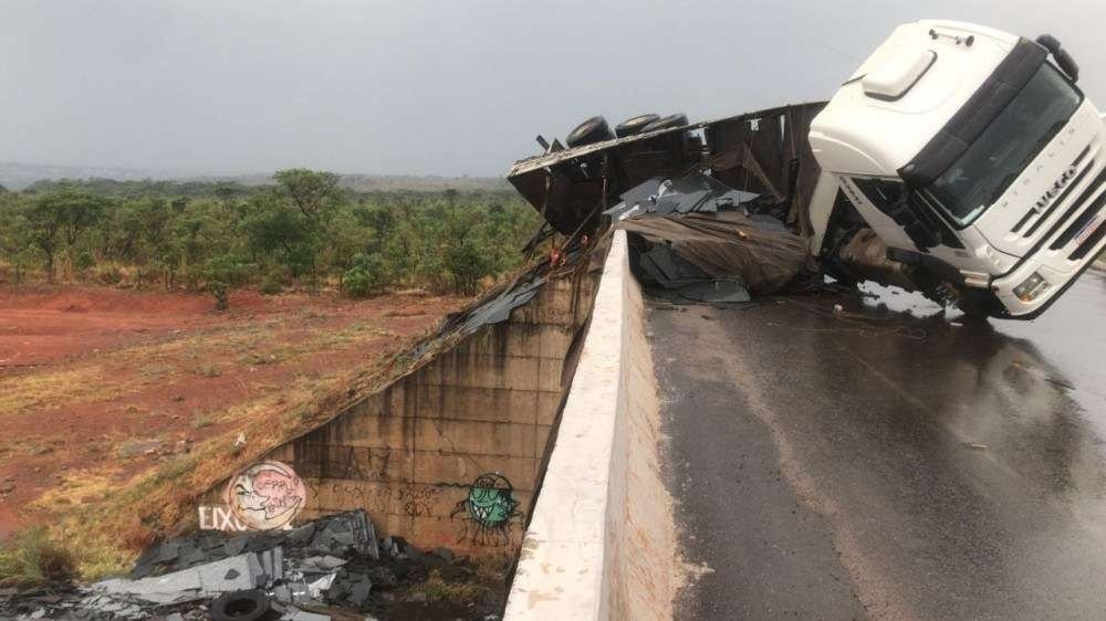 Vídeo: carreta fica pendurada em viaduto e granito cai em pista