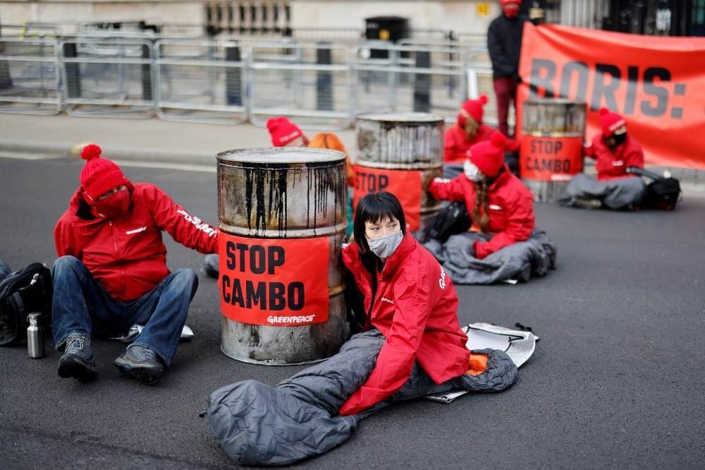 Greenpeace faz protesto em Londres contra exploração de petróleo na Escócia