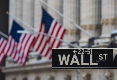 Bolsa de Nova York conseguiu conter o nervosismo no fim do dia e acabou com alta de 0,28% -  (crédito: Angela Weiss/AFP) -Bolsa de Nova York conseguiu conter o nervosismo no fim do dia e acabou com alta de 0,28% -  (crédito: Angela Weiss/AFP)