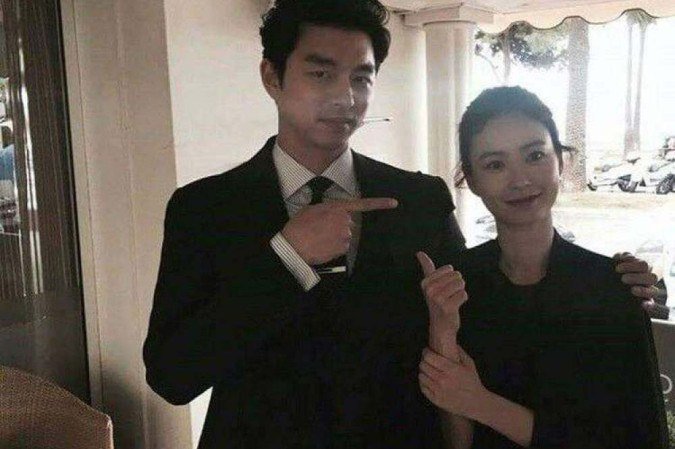 Gong Yoo com a atriz Jung Yoo Mi 