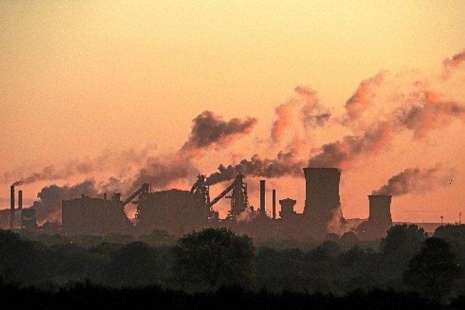 Fumaça expelida de fábrica em Lincolnshire, na Inglaterra: apelo a líderes globais - (crédito: Lindsey Parnaby/AFP - 22/5/19) Fumaça expelida de fábrica em Lincolnshire, na Inglaterra: apelo a líderes globais - (crédito: Lindsey Parnaby/AFP - 22/5/19)