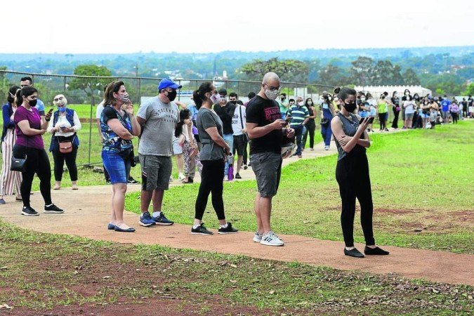 Em busca da vacina, brasilienses esperavam cerca de uma hora na fila - (crédito: Marcelo Ferreira/CB/D.A Press) Em busca da vacina, brasilienses esperavam cerca de uma hora na fila - (crédito: Marcelo Ferreira/CB/D.A Press)