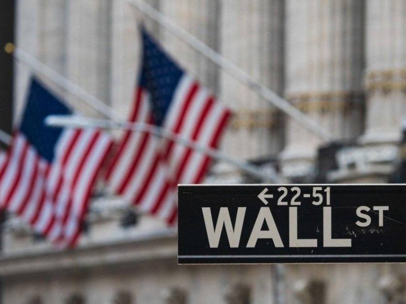  (ARQUIVOS) Nesta foto de arquivo, uma placa de Wall St est&aacute; pendurada na Bolsa de Valores de Nova York (NYSE) em Wall Street em 23 de mar&ccedil;o de 2021 na cidade de Nova York. O &iacute;ndice Dow Jones subiu acima de 35.000 pela primeira vez em 10 de maio de 2021, estendendo uma s&eacute;rie de recordes enquanto os investidores injetavam fundos em empresas industriais que deveriam se beneficiar da recupera&ccedil;&atilde;o econ&ocirc;mica dos EUA. Perto de 1515 GMT, o Dow Jones Industrial Average subiu 0,8 por cento em 35.042,95. O &iacute;ndice blue-chip fechou em registros nas &uacute;ltimas tr&ecirc;s sess&otilde;es. / AFP / Angela Weiss