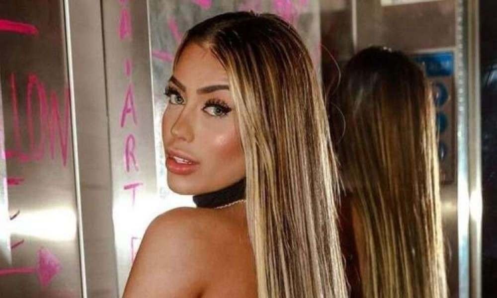 Mc Mirella é atacada em show por fã: 'Não dá gente, não sei me segurar'