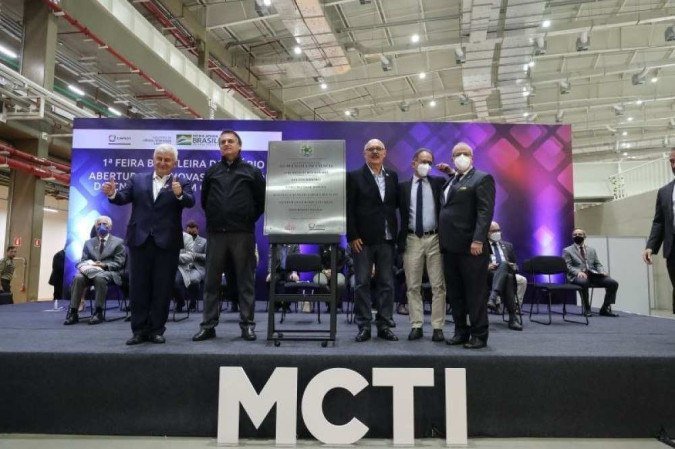 Pontes e Bolsonaro estiveram, sexta-feira, em evento do Ministério da Ciência. Cortes foram feitos dois dias antes - (crédito: Isac Nobrega/PR) Pontes e Bolsonaro estiveram, sexta-feira, em evento do Ministério da Ciência. Cortes foram feitos dois dias antes - (crédito: Isac Nobrega/PR)