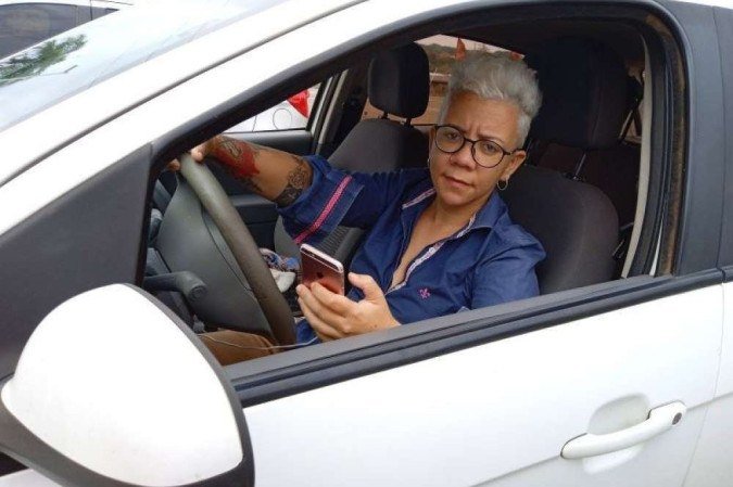Mesmo obtendo descontos, a produtora cultural e motorista de aplicativo Pricila Pit diz que pode ter de deixar o carro: Mesmo obtendo descontos, a produtora cultural e motorista de aplicativo Pricila Pit diz que pode ter de deixar o carro:
