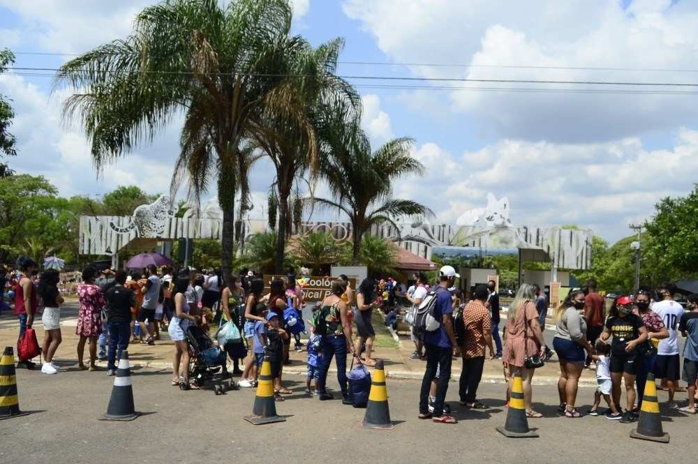 Em duas horas, Zoo de Brasília atinge lotação máxima de 2,5 mil pessoas