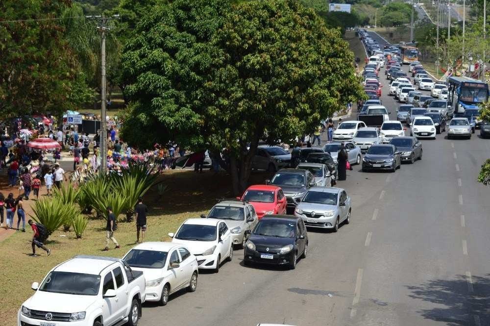 Fila de carros para entrar no Zoo chegava a quase 1km 