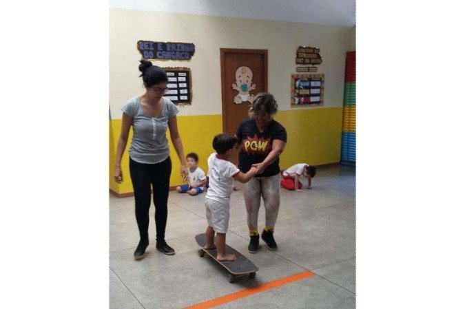 Os estudantes sobem no skate descalços para se trabalhar a percepção tátil
