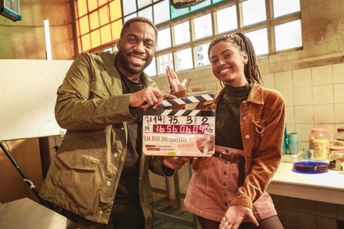 O diretor Lázaro Ramos e a atriz Gabz no set de 'Um ano inesquecível - outono' - (crédito: Amazon Prime/Divulgação ) O diretor Lázaro Ramos e a atriz Gabz no set de 'Um ano inesquecível - outono' - (crédito: Amazon Prime/Divulgação )