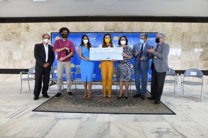 A entrega simbólica do recurso foi nesta quarta-feira (13/10) em cerimônia no Palácio do Buriti - (crédito: Sejus/Divulgação) A entrega simbólica do recurso foi nesta quarta-feira (13/10) em cerimônia no Palácio do Buriti - (crédito: Sejus/Divulgação)