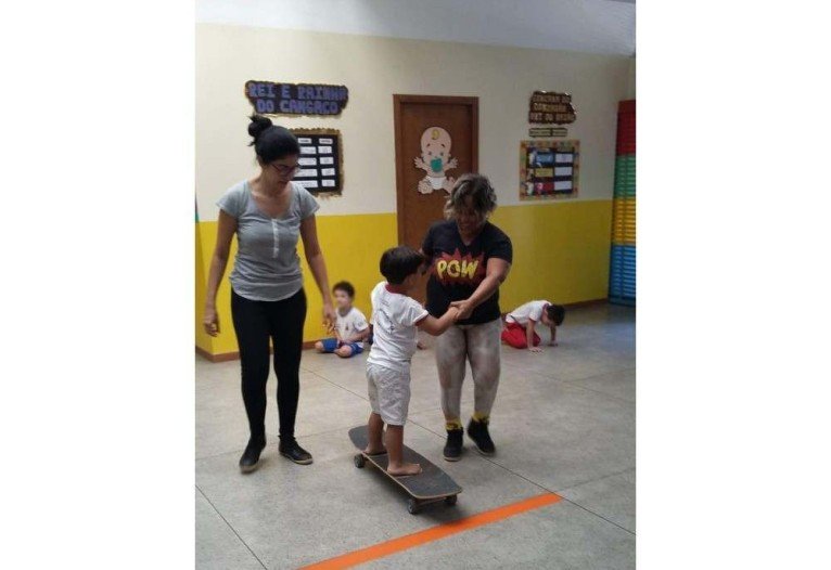 Os estudantes sobem no skate descal&ccedil;os para se trabalhar a percep&ccedil;&atilde;o t&aacute;til 