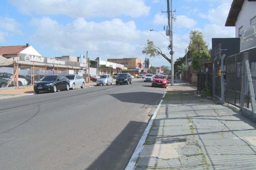 Policiais explicaram que o lugar onde a vítima pulou do veículo é próximo a um motel, o que corrobora para a suspeita de tentativa de estupro Policiais explicaram que o lugar onde a vítima pulou do veículo é próximo a um motel, o que corrobora para a suspeita de tentativa de estupro
