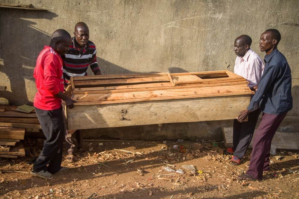 Sem emprego na pandemia, professores ugandeses viram fabricantes de caixão
