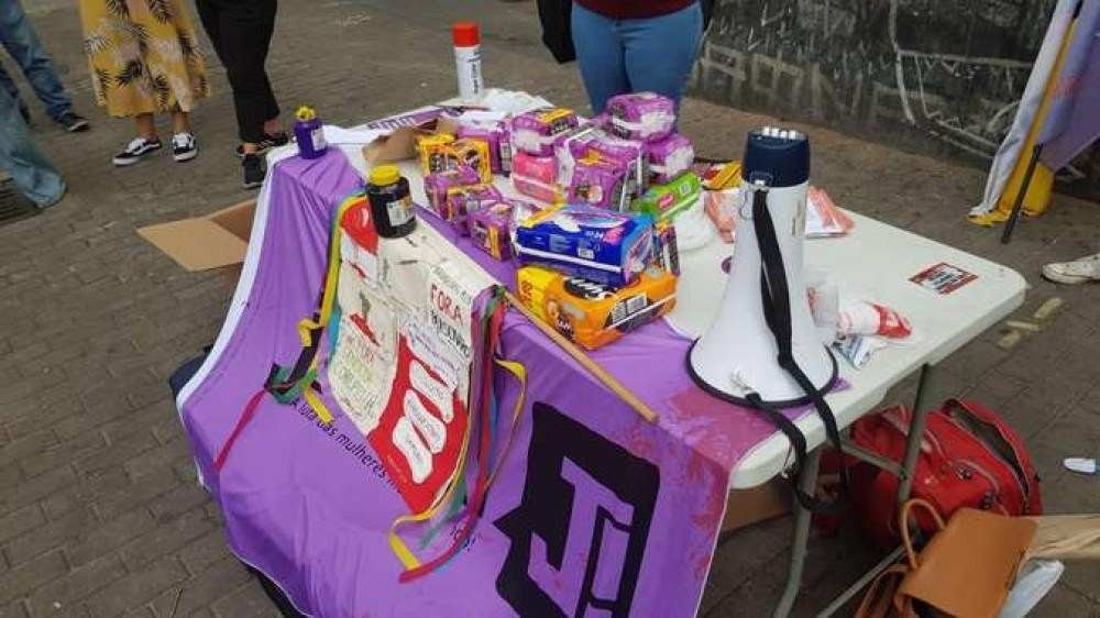 Durante o ato, o movimento recolheu absorventes para serem doados, e também os distribuiu (foto: Túlio Santos)