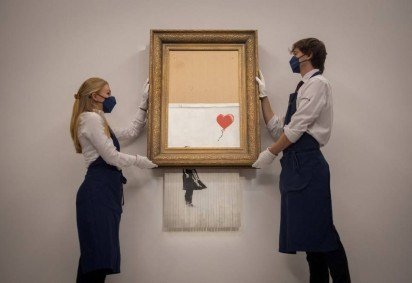 O Amor é a Lixeira, de Banksy: identidade do artista urbano britânico foi revelada  -  (crédito: Tolga Akmen / AFP) -O Amor é a Lixeira, de Banksy: identidade do artista urbano britânico foi revelada  -  (crédito: Tolga Akmen / AFP)