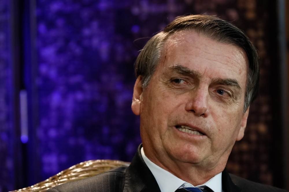 Bolsonaro ameaça tirar recursos da Saúde para bancar absorventes