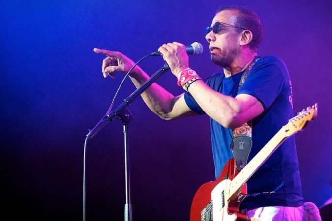 A canção 'Ponta de Lança Africano' (Umbabarauma), lançada em 1976 por Jorge Ben, aparece como a 351ª colocada - 