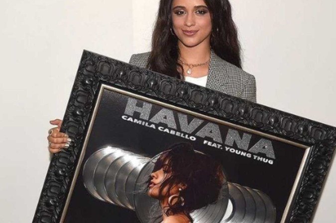 Camila com o certificado de Diamante do hit 'Havana' -  (crédito: Reprodução/Instagram/@camila_cabello)