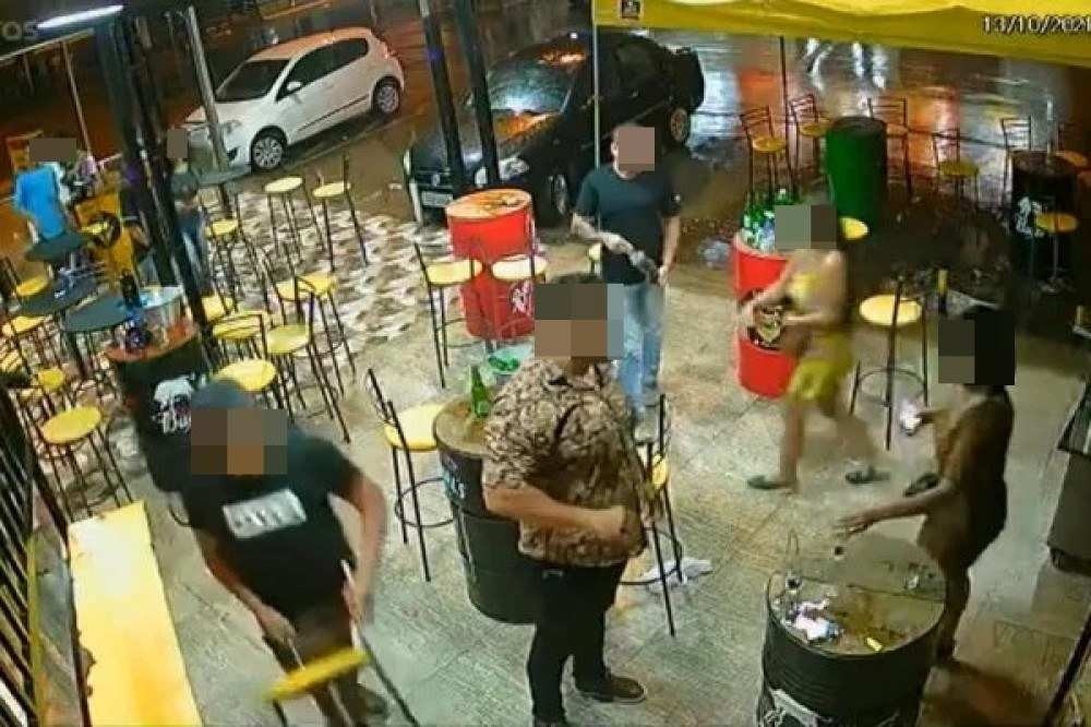 Vídeo: Ex-PM é preso após se envolver em briga de bar e efetuar disparos