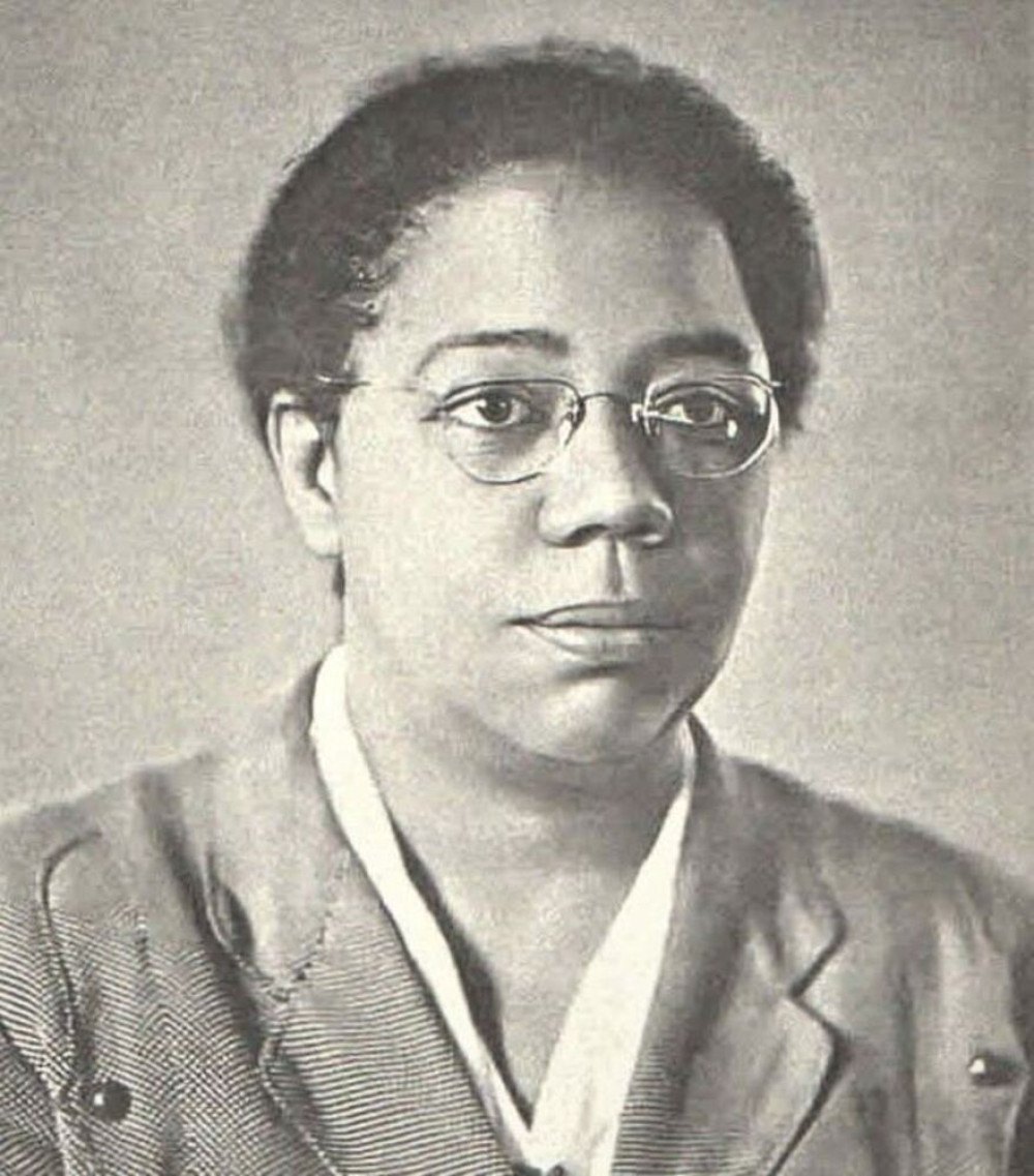 A educadora fez história ao ser a primeira mulher negra eleita no país