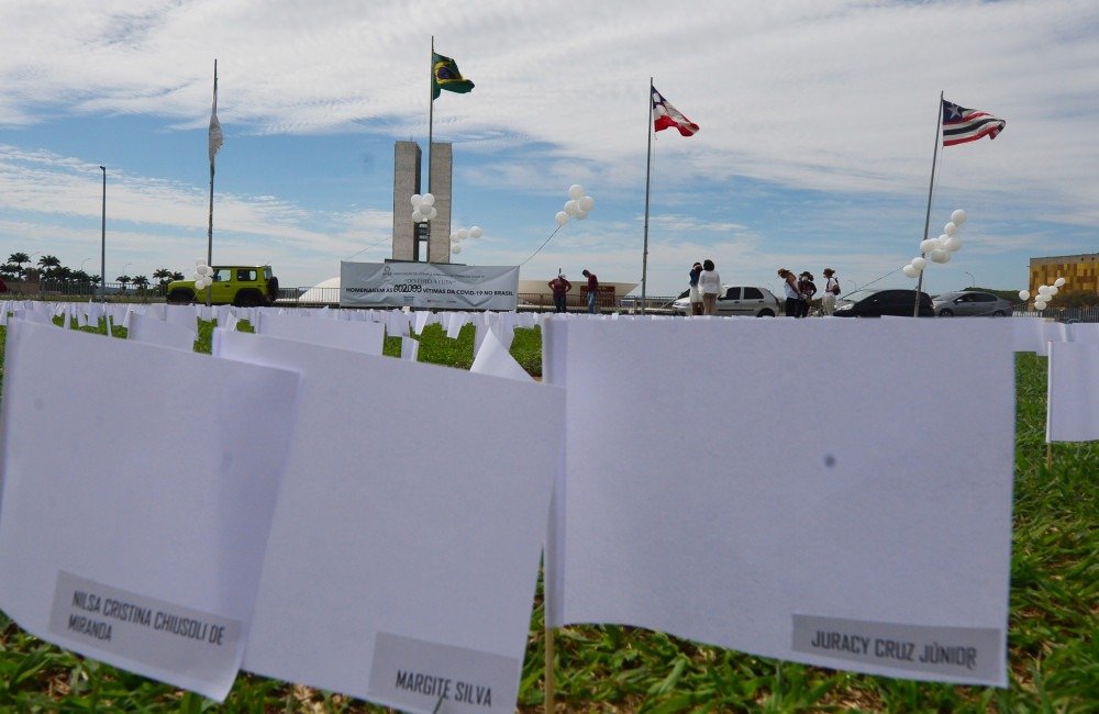 15/10/2021. Cr?dito: Ed Alves/CB/D.A Press. Brasil. Bras?lia - DF. Cidades. Manifesta??o lembrando as vitimas do Covid, na pra?a das Bandeiras.