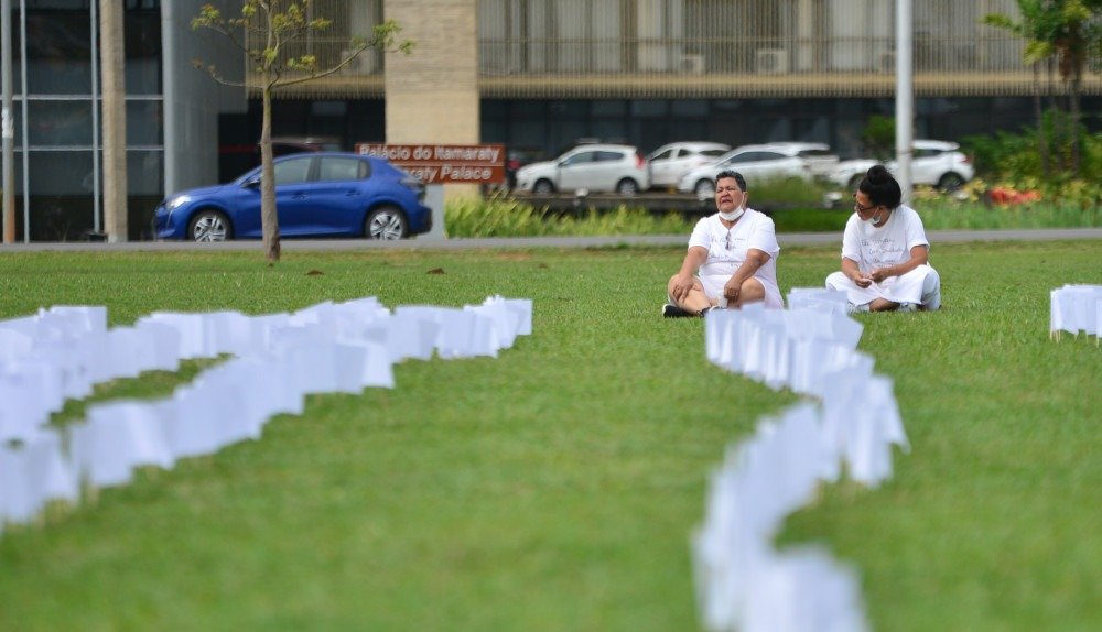15/10/2021. Cr?dito: Ed Alves/CB/D.A Press. Brasil. Bras?lia - DF. Cidades. Manifesta??o lembrando as vitimas do Covid, na pra?a das Bandeiras.