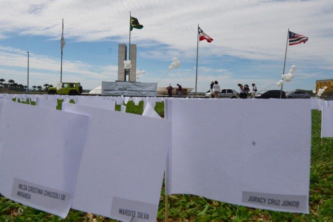 15/10/2021. Cr?dito: Ed Alves/CB/D.A Press. Brasil. Bras?lia - DF. Cidades. Manifesta??o lembrando as vitimas do Covid, na pra?a das Bandeiras.