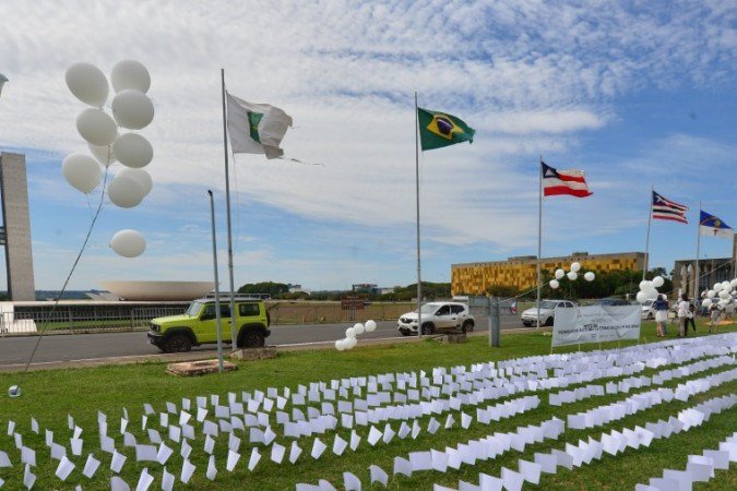 15/10/2021. Cr?dito: Ed Alves/CB/D.A Press. Brasil. Bras?lia - DF. Cidades. Manifesta??o lembrando as vitimas do Covid, na pra?a das Bandeiras.