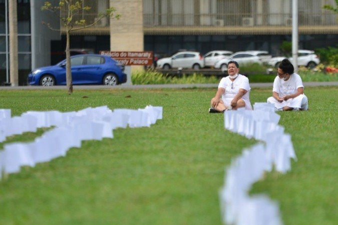 15/10/2021. Crédito: Ed Alves/CB/D.A Press. Brasil. Brasília - DF. Cidades. Manifestação lembrando as vitimas do Covid, na praça das Bandeiras.
