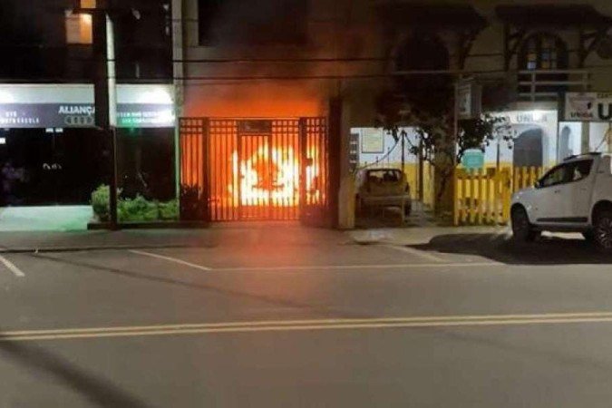 A garagem onde estava o carro foi completamente tomada pelo fogo - (crédito: Reprodução Super Canal) A garagem onde estava o carro foi completamente tomada pelo fogo - (crédito: Reprodução Super Canal)
