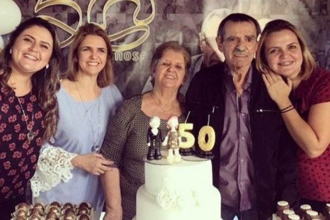 Crédito: Katia Castilho // Irene (no centro), Norberto (à esquerda dela) e as três filhas: casal comemoraria 54 anos de união em maio - 