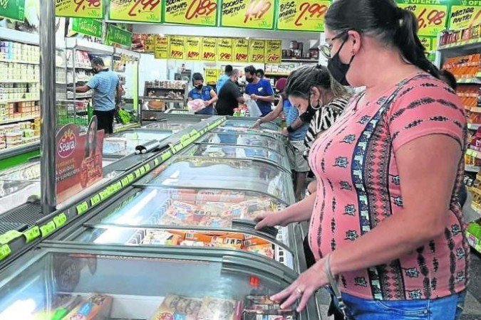 Com a crise, Ângela Teodoro passou a consumir carnes de segunda categoria, mas diz que está difícil comprar o básico: Com a crise, Ângela Teodoro passou a consumir carnes de segunda categoria, mas diz que está difícil comprar o básico:
