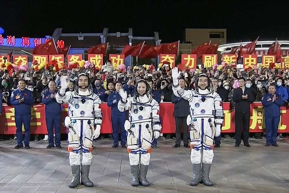 Astronautas chineses chegam em estação espacial para missão mais longa