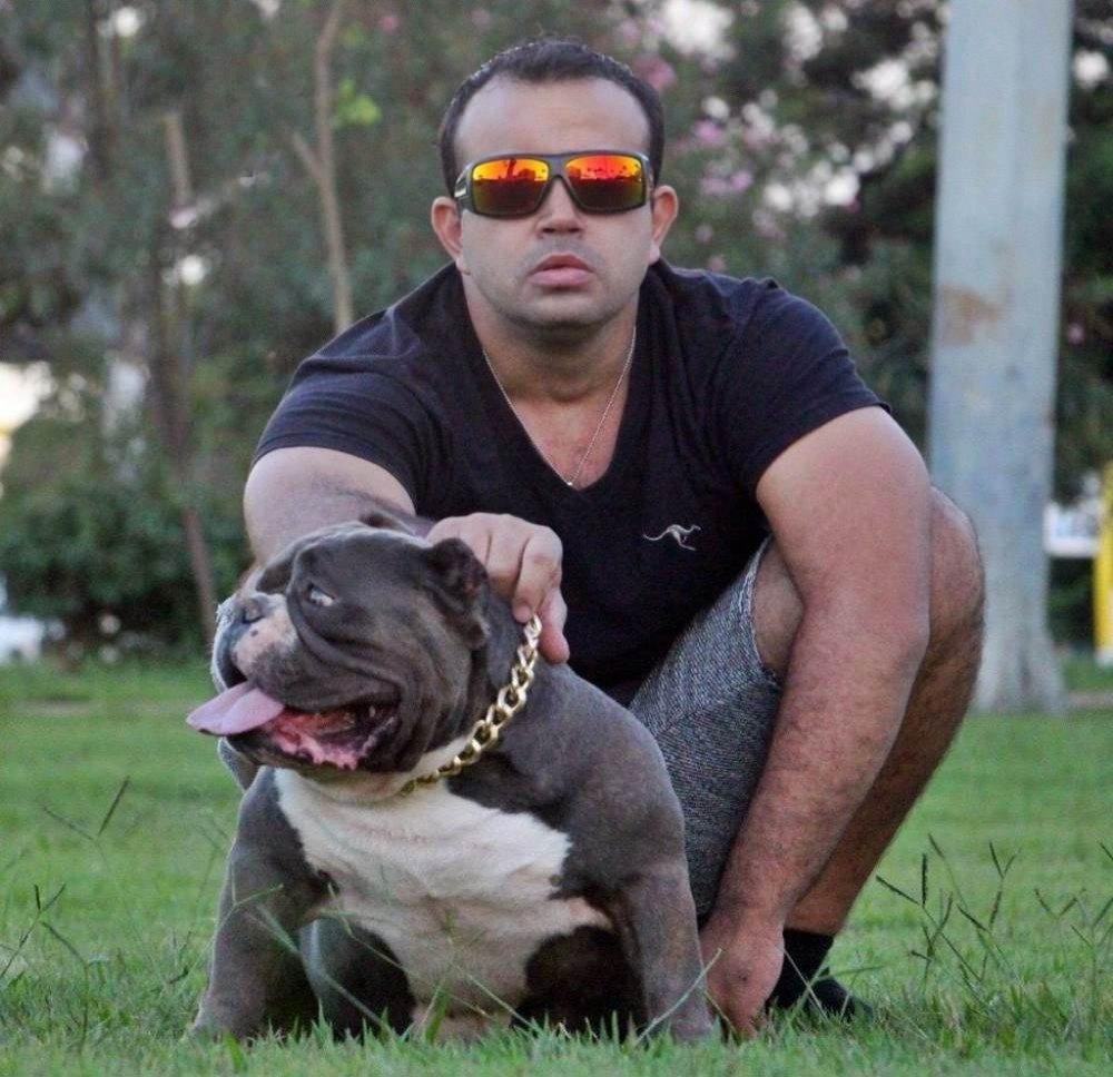 Dono de um canil, Sebastião Duarte da Silva leva Knox para fazer doação a cada três meses