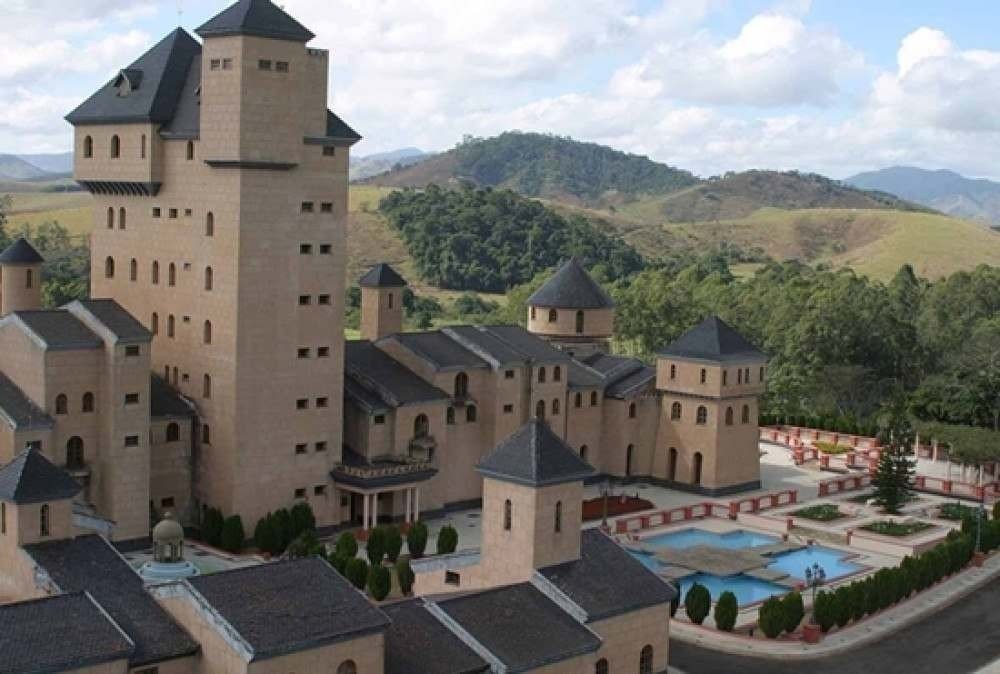 Castelo Monalisa é leiloado em MG. O lance inicial para ser proprietário do terreno que equivale a 268 campos de futebol é de R$ 30 milhões. Crédito: Casa Leiloeira/Reprodução.