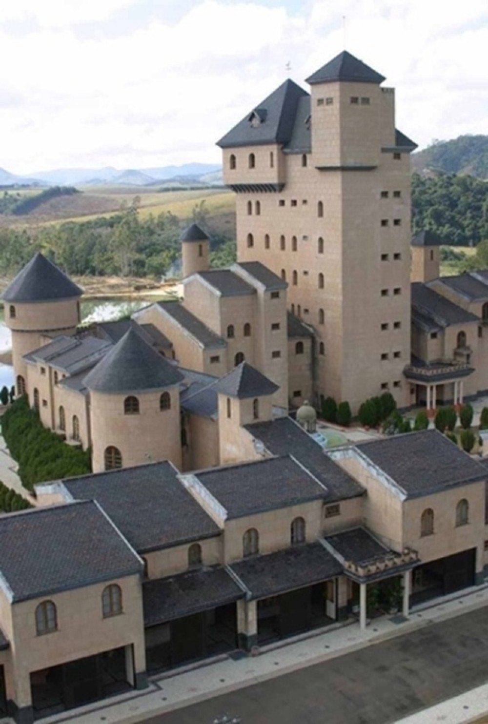 Castelo Monalisa é leiloado em MG. O lance inicial para ser proprietário do terreno que equivale a 268 campos de futebol é de R$ 30 milhões. Crédito: Casa Leiloeira/Reprodução.