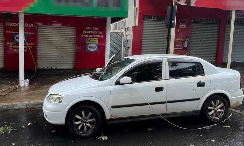 Carro é atingido por fio e criança sofre parada cardíaca após descarga elétrica