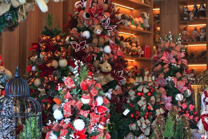 18/10/2021. Crédito: Ed Alves/CB/D.A Press. Brasil. Brasília - DF. Cidades. Preparativos do Comercio para o Natal. Na foto Ailce Santiago, da loja Stoklar Decor na 104 Norte.