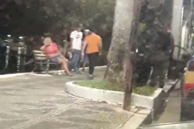 Mulher vítima de tentativa de feminicídio na Lagoa Paulino, em Sete Lagoas (MG) -  (crédito: Reprodução/WhatsApp)