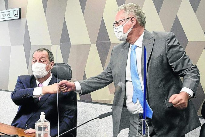 Aziz e Renan: presidente e relator tentam esclarecer que o colegiado é maior do que o entendimento pessoal do senador alagoano, que se tornou adversário figadal dos bolsonaristas - (crédito: Pedro França/Agência Senado) Aziz e Renan: presidente e relator tentam esclarecer que o colegiado é maior do que o entendimento pessoal do senador alagoano, que se tornou adversário figadal dos bolsonaristas - (crédito: Pedro França/Agência Senado)