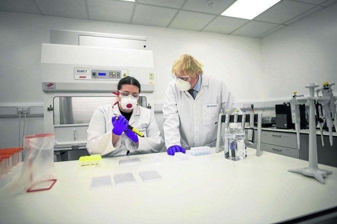 O premiê britânico Boris Johnson observa cientista durante visita ao laboratório da Valneva na Escócia: contrato rescindido há um mês - (crédito: Wattie Cheung/AFP) O premiê britânico Boris Johnson observa cientista durante visita ao laboratório da Valneva na Escócia: contrato rescindido há um mês - (crédito: Wattie Cheung/AFP)