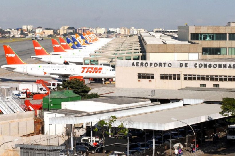 Vento derruba teto de estrutura sobre avião no aeroporto de Congonhas