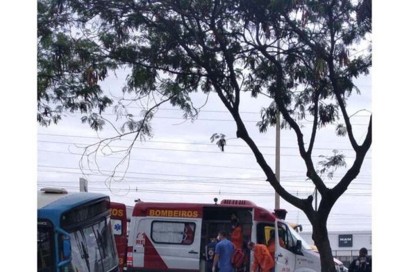 Após colisão com ônibus na EPNB, motociclista fica preso embaixo do coletivo