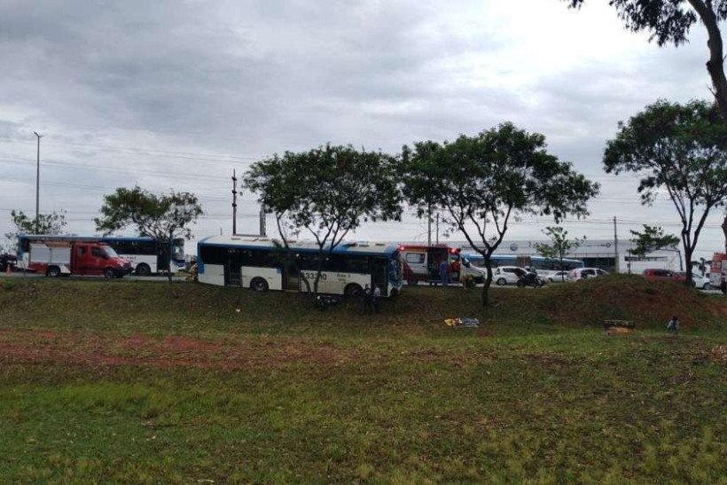 Após colisão com ônibus na EPNB, motociclista fica preso embaixo do coletivo