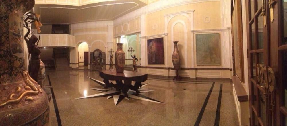 Há um salão de jogos, cozinha com capacidade para servir 200 pessoas e adega para até 8 mil garrafas